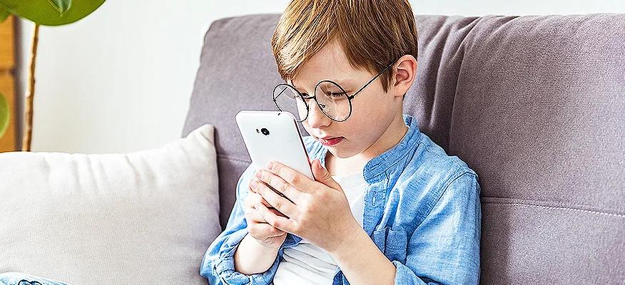 A kid struggling with nearsightedness