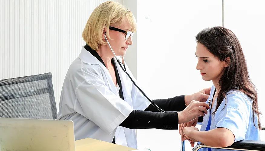 What are the symptoms of broken heart syndrome?